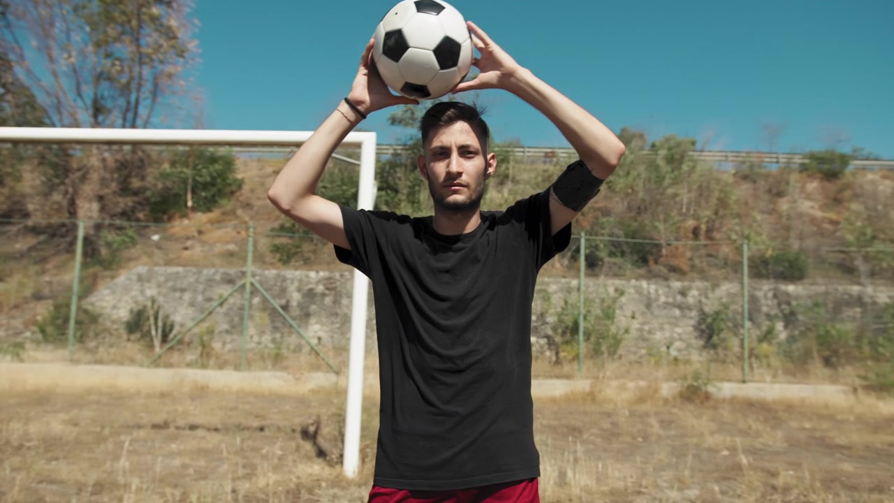 Jugador buscando compañeros para realizar el saque de banda