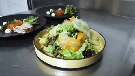 Frisch-Zubereiteter-Salat-Und-Vorspeisen-Auf-Einer-Professionellen-Restaurantküchentheke
