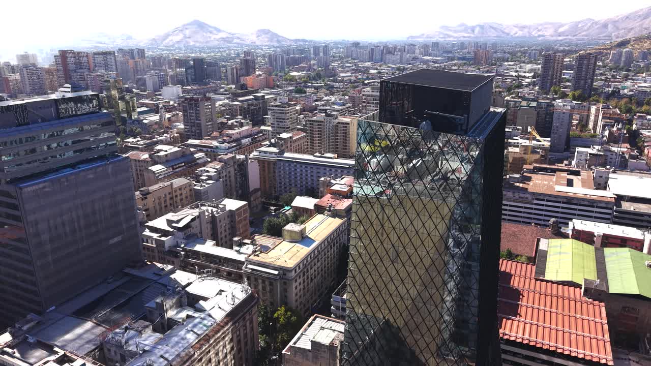 Filmagem de drone suave sobre Santiago, destacando a escala nacional para a promoção do turismo. Chile, 4K.