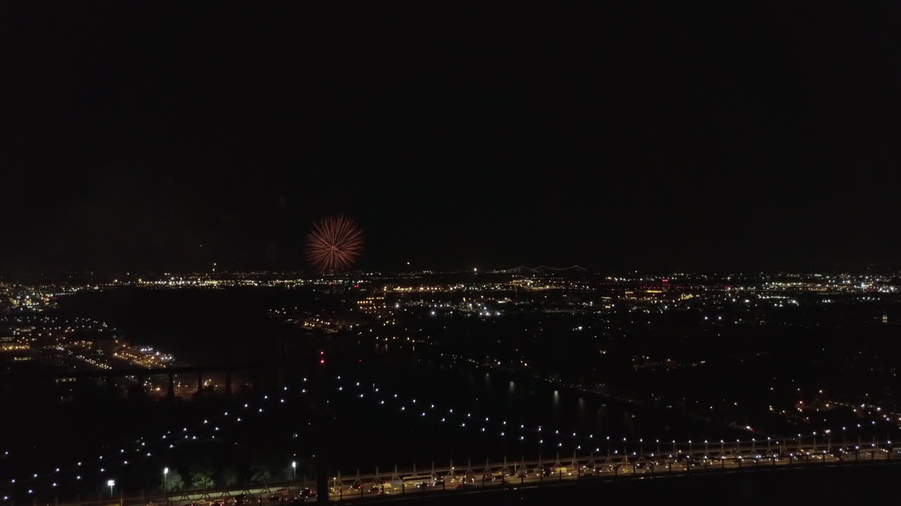 imágenes aéreas del parque astoria en queens, ny para el espectáculo de fuegos artificiales 2017 que ocurre todos los años antes del día de la independencia de estados unidos el 4 de julio