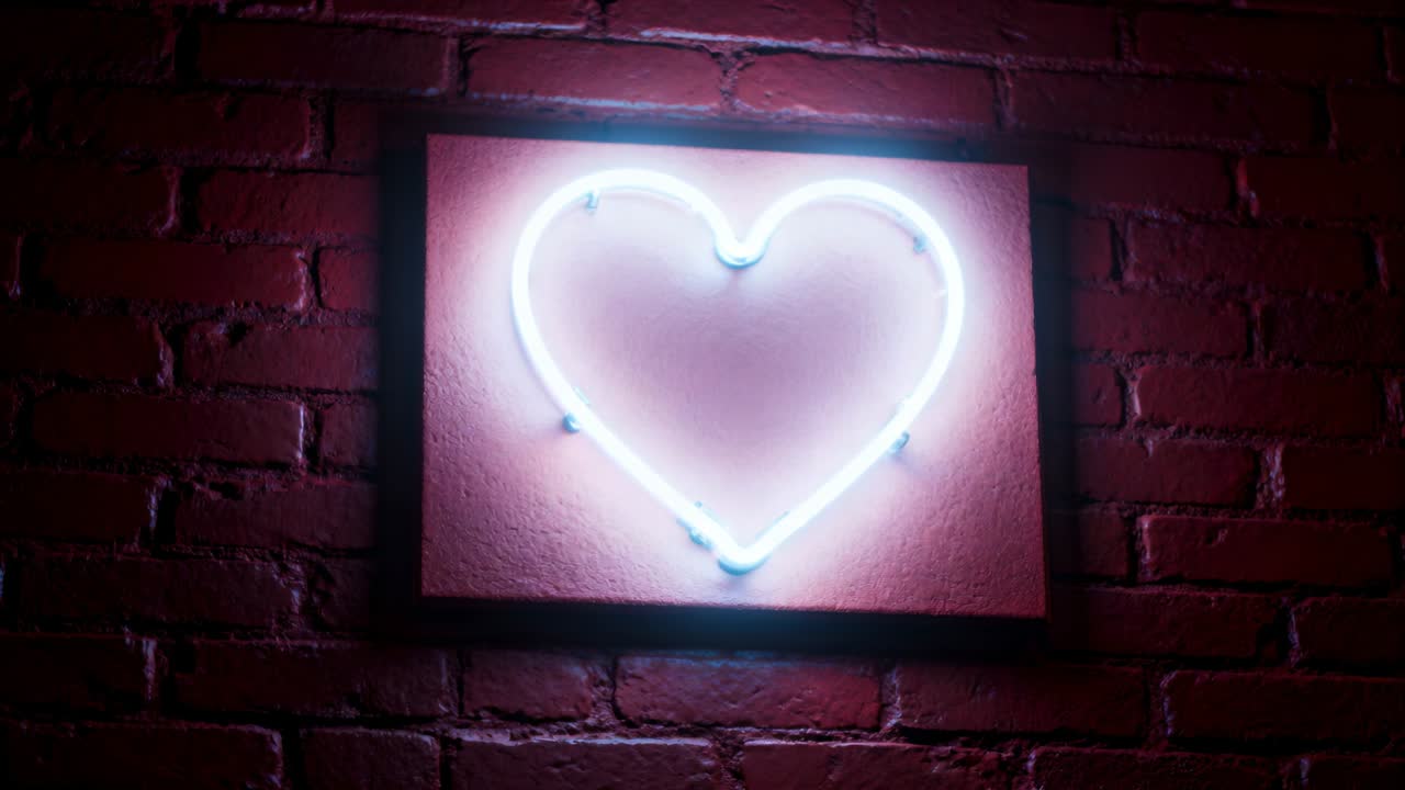 Insegna al neon a forma di cuore pulsante su una piastra di supporto, che proietta un alone freddo su un muro di mattoni mentre l'alimentazione fluttua