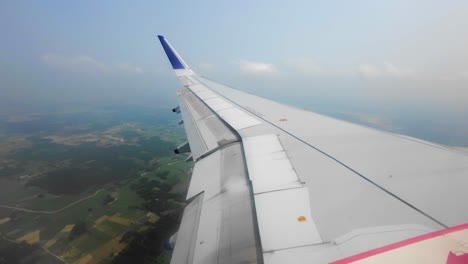 el vuelo baja lentamente desde el aterrizaje en el aeropuerto internacional de chatrapati shivaji maharaj en mumbai.
