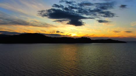 vista aérea de la puesta de sol sobre el lago villarrica en pucon chile
