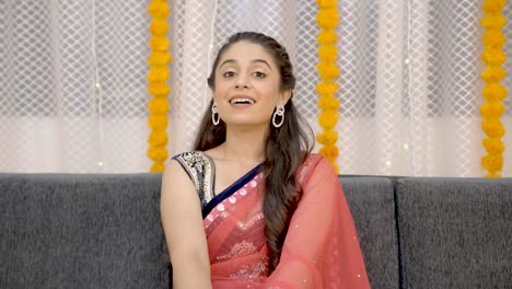 chica india hablando con la cámara