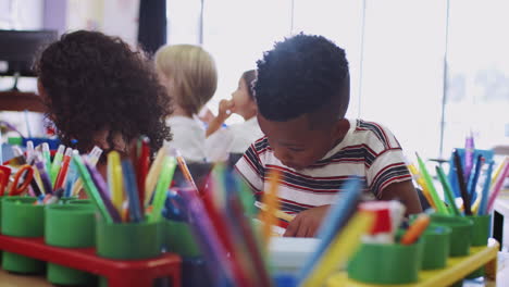 grupo de alumnos de escuela primaria que trabajan juntos en los escritorios