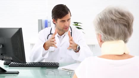 Doctor-Hablando-Con-Un-Paciente-Jubilado-Con-Un-Collarín