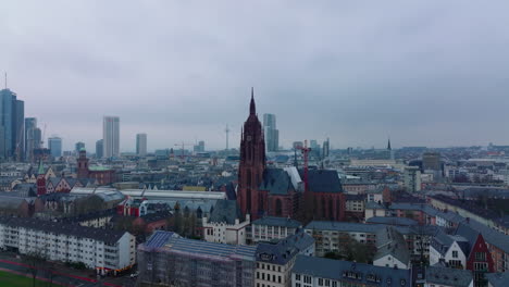 Dom-De-Frankfurt-Iglesia-Gótica-Histórica-Entre-Edificios-En-El-Centro-De-La-Ciudad.-Cielo-Nublado-Sobre-La-Ciudad.-Fráncfort-Del-Meno,-Alemania