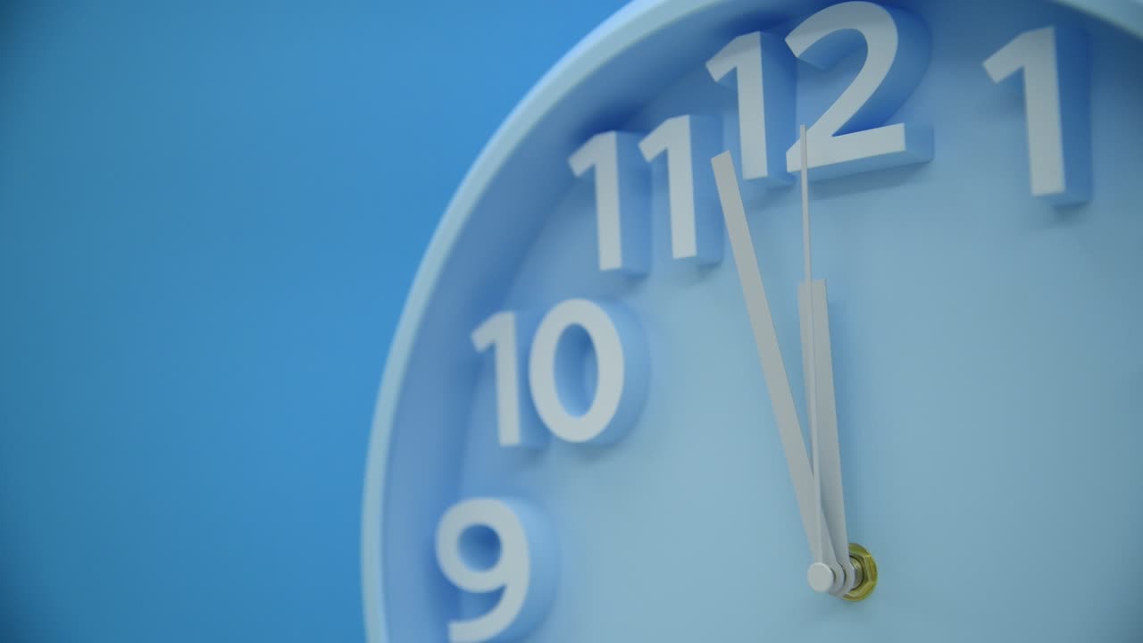 파란색 배경에 파란색 벽 시계