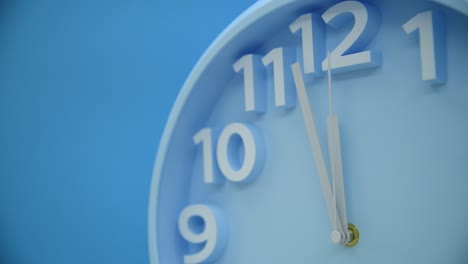 reloj de pared azul sobre fondo azul
