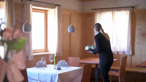 Camarera-Con-Mascarilla-Prepara-Una-Mesa-En-Un-Restaurante