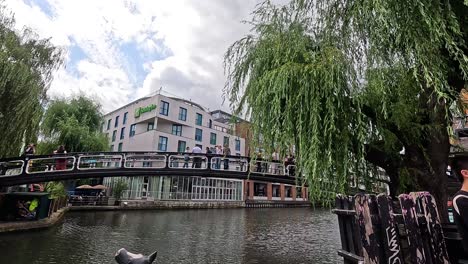 una vista serena del canal de la ciudad de camden