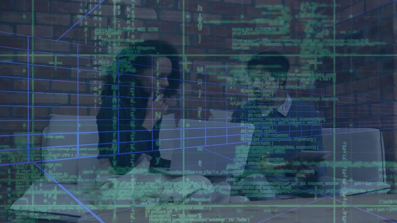 animación del lenguaje informático y el patrón de cuadrícula sobre compañeros de trabajo multirraciales que trabajan en la computadora portátil