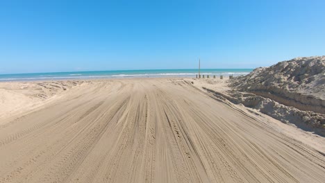 Punto-De-Vista-Conduciendo-A-La-Playa-A-Través-Del-Acceso-5-En-La-Isla-Del-Padre-Sur-En-El-Lado-Del-Golfo-De-La-Isla-Barrera