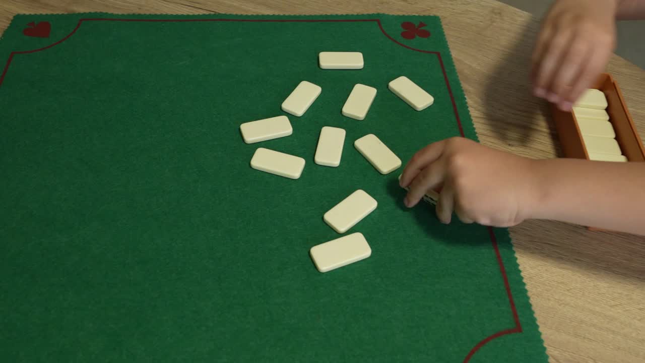 Ragazzo che gioca a domino sul tavolo