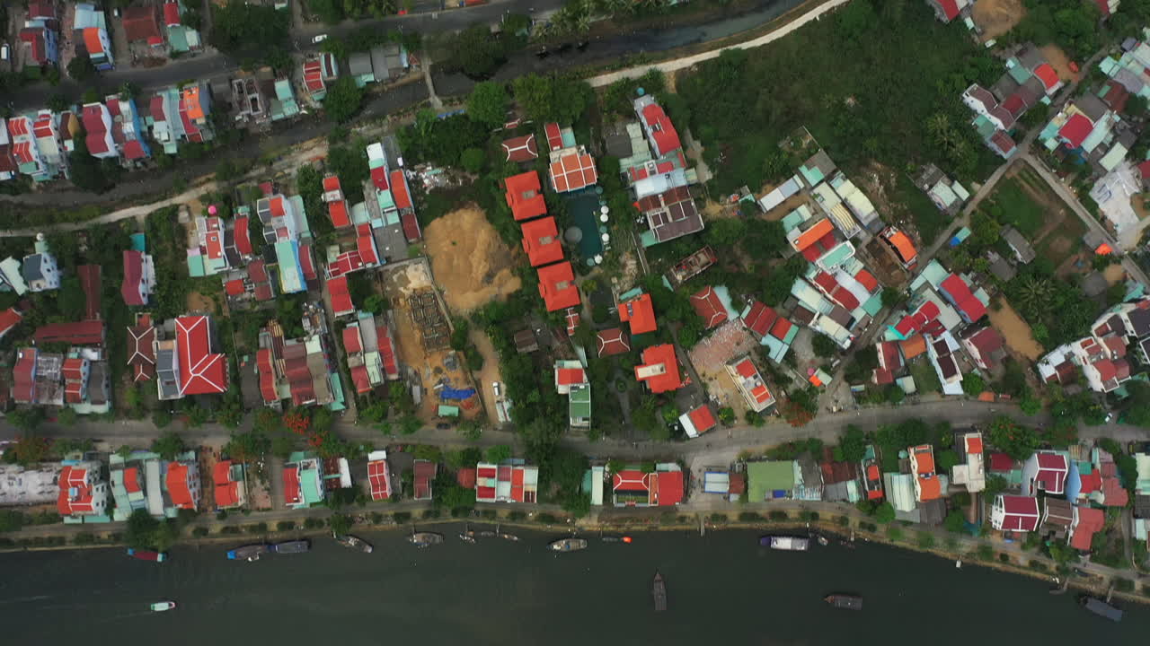 해안 너머에 큰 도시가 있습니다.