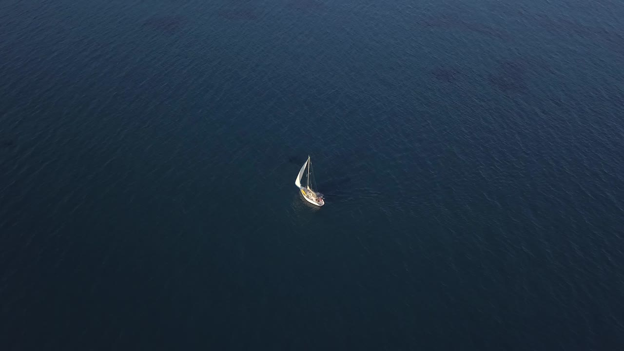 깊고 푸른 바다, 키프로스에서 혼자 범선에서 높이 상승하는 드론