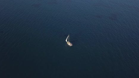 塞浦路斯深藍海上獨自從帆船上升起的無人機