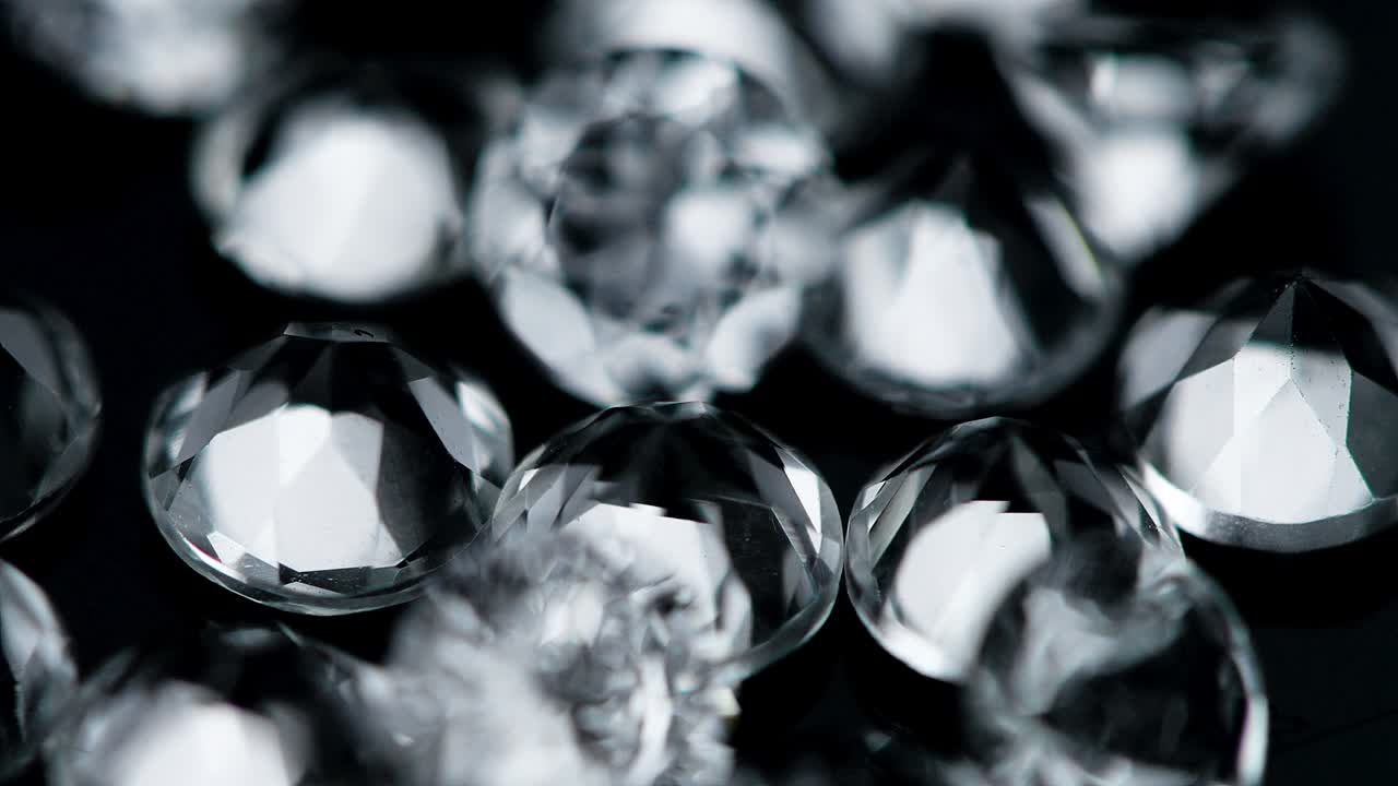 회전하는 테이블에 있는 다이아몬드 (무결한 루프 가능한 클로즈업 영상)