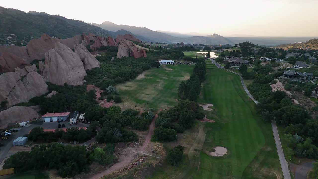 테크토닉 지질학의 놀라운 자연 환경에서 아로헤드 골프 클럽