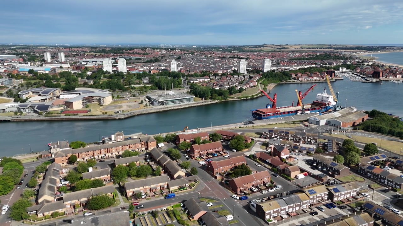 Vista aerea di una grande nave da carico nel porto di Sunderland, nel nord-est dell'Inghilterra.