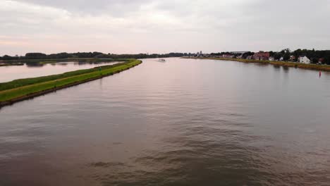 Drohnenaufnahme-Eines-Olympia-Schiffes,-Das-Zum-Hafenufer-In-Den-Niederlanden-Segelt