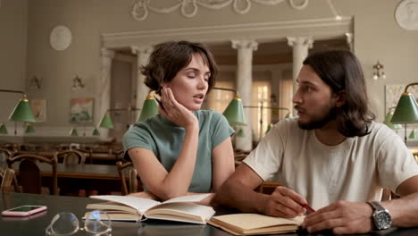 jóvenes estudiantes que estudian en la biblioteca