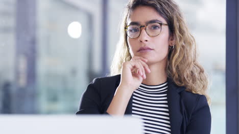 mujer de negocios confiada en la reunión
