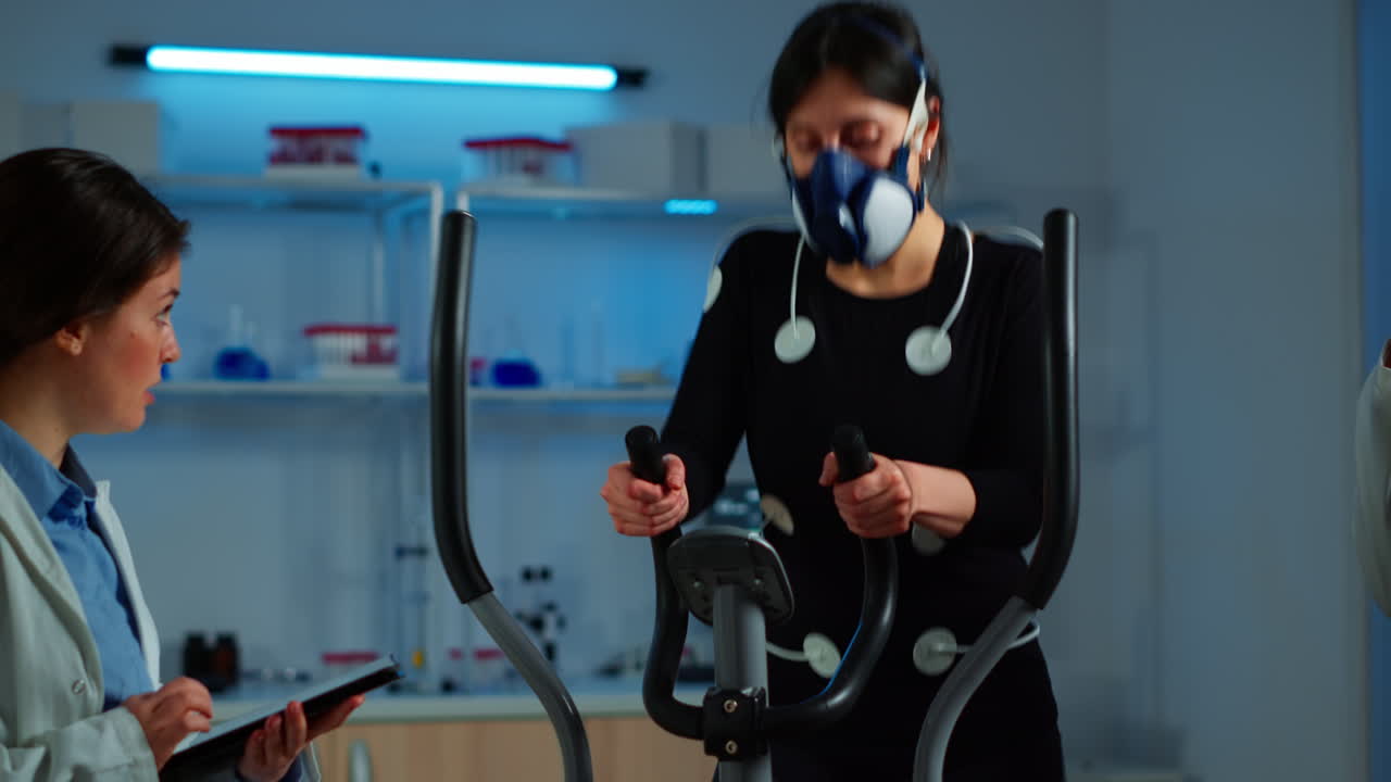 equipo de médicos e investigadores que monitorean la resistencia de las mujeres en los deportes de rendimiento