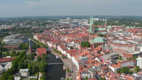 Rückwärtsfahrt-Der-Stadt.-Luftaufnahme-Des-Historischen-Teil-Der-Stadt-Mit-Wahrzeichen-Im-Unesco-weltkulturerbe.-Lübeck,-Schleswig-Holstein,-Deutschland