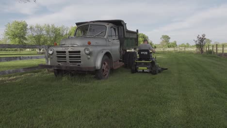 hombre segando una granja con una segadora eléctrica de giro cero