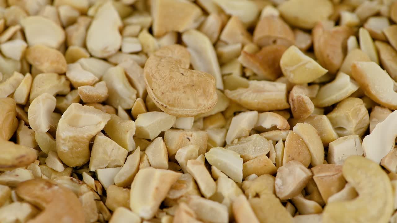 회전하는 판에 개진 캐슈 견과류 (무 이 가능한)