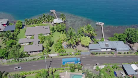 Vista-Aérea-De-La-Carretera-Y-Las-Propiedades-Frente-Al-Mar-En-Tahití-Y-Los-Arrecifes-De-Coral-De-Tahití-Iti