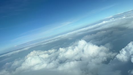 vista aérea desde la cabina de un jet que volaba cerca de la parte superior de un cúmulo en un giro a la derecha durante el ascenso