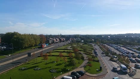 fiebre del timelapse del tráfico de la mañana en el aparcamiento