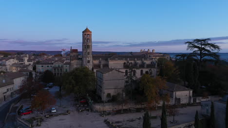 Kathedrale-Von-Uzès-Im-Morgengrauen-Sonnenaufgang-Frankreich-Gard-Saint-Theodoritus-Kirche