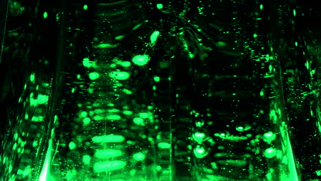 líquido verde transparente abstracto con patrón de burbujas en aumento sobre fondo negro