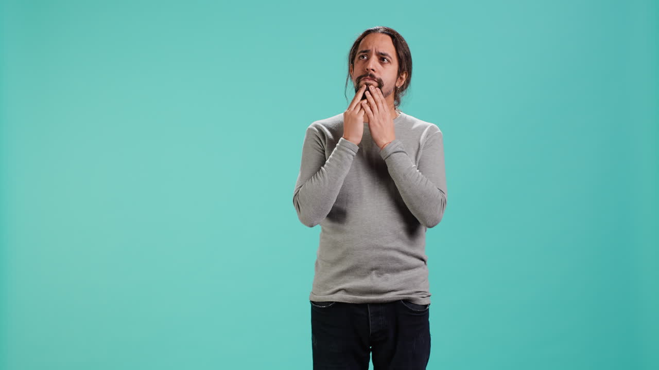 retrato de un hombre que se siente perplejo por información confusa, rascándose la cabeza