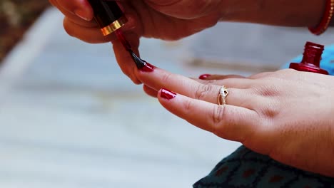 Chica-Joven-Haciendo-Esmalte-De-Uñas-En-Las-Uñas-En-El-Día-En-Detalles