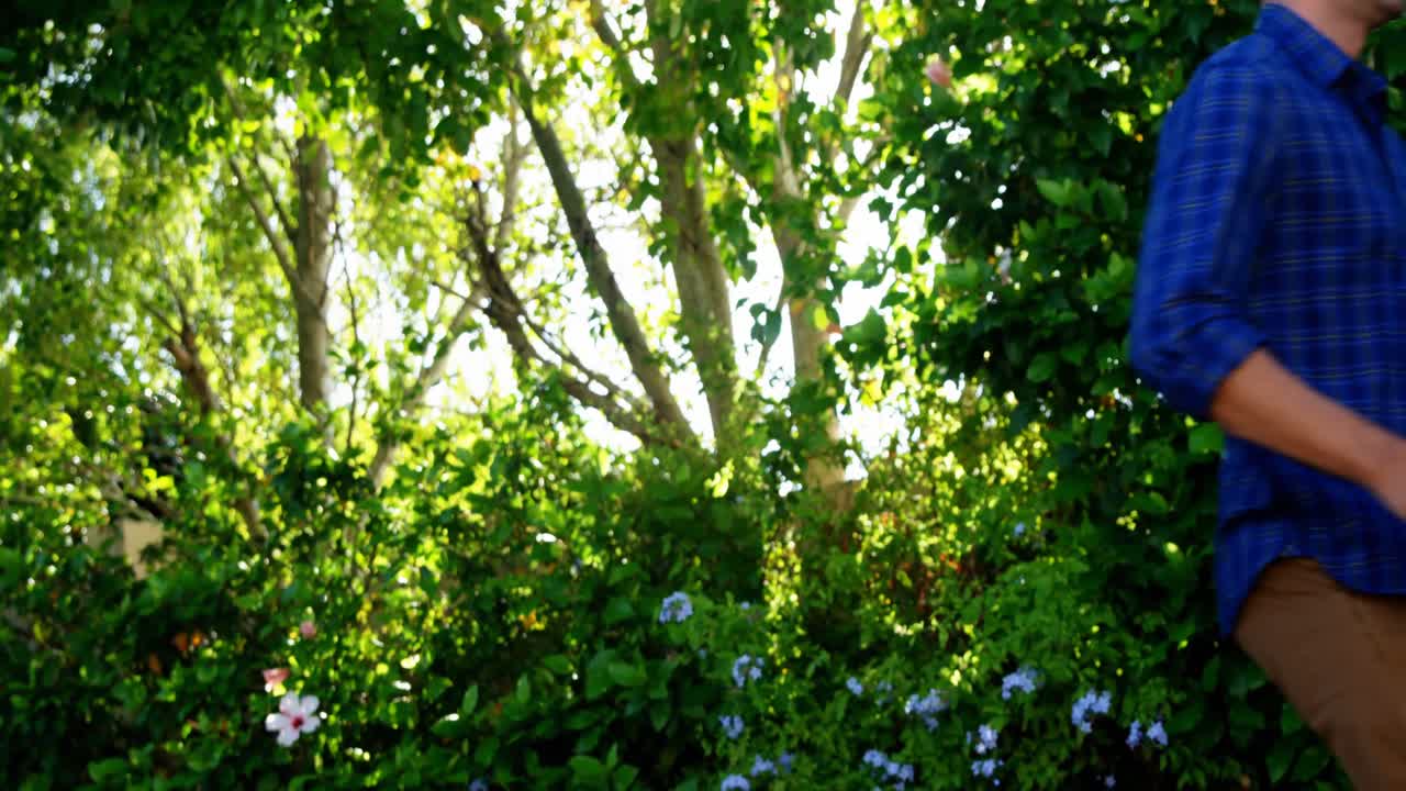 아버지와 아이들이 공원에서 달리고 있습니다.