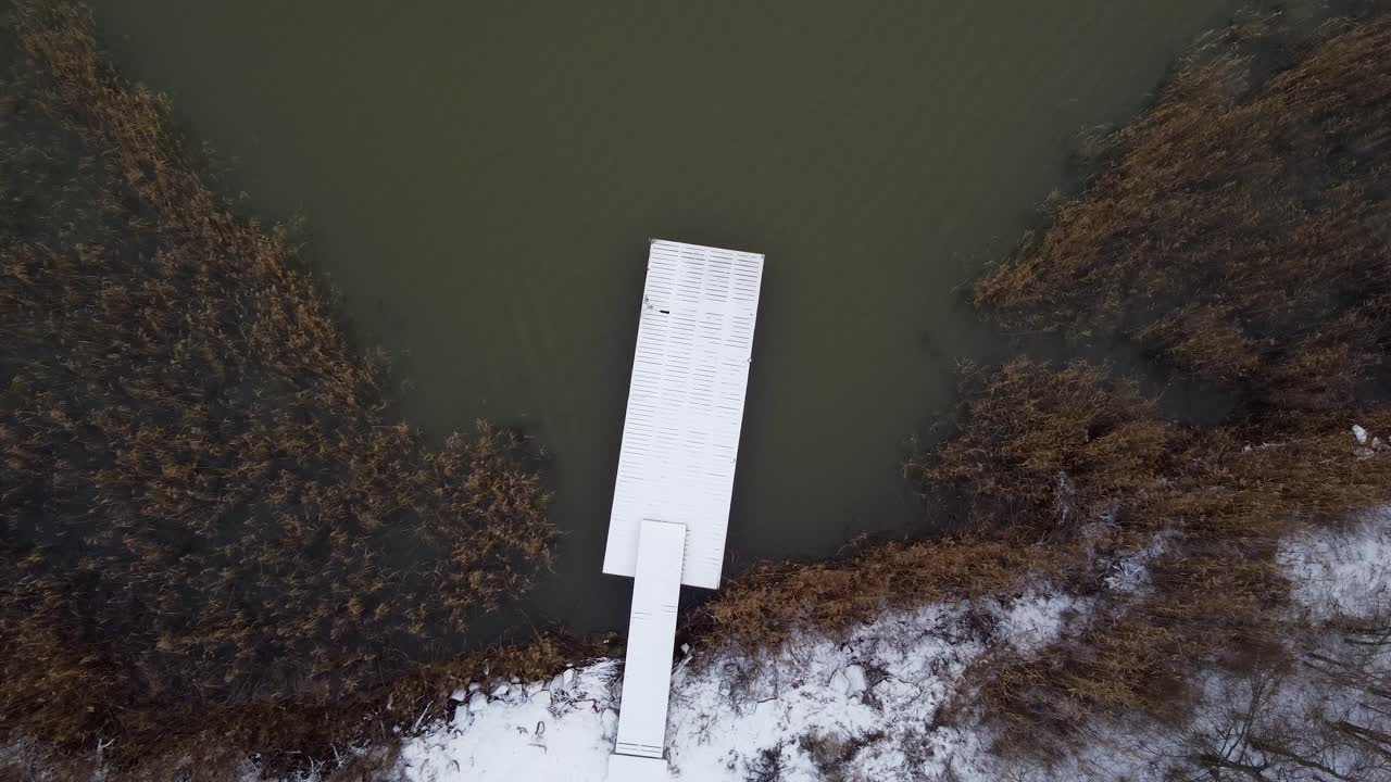 눈으로 덮인 작은 목조 부두