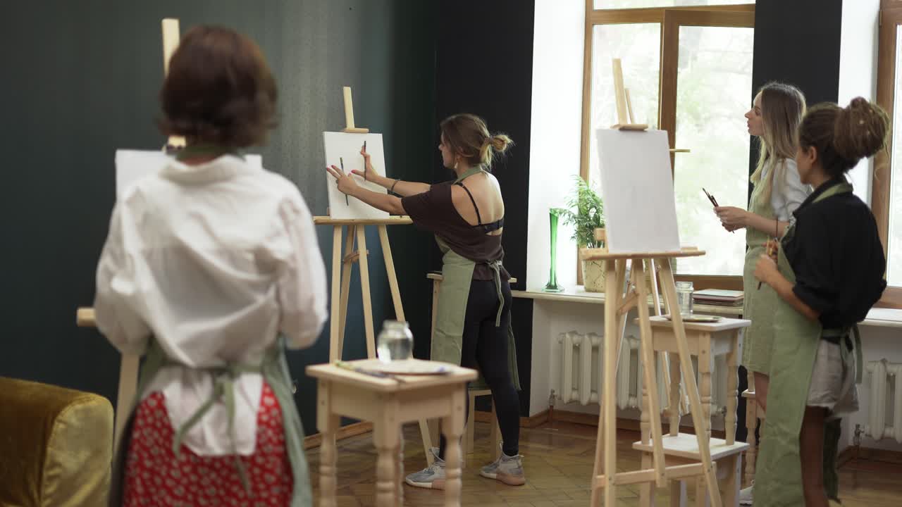 스튜디오 의 미술 수업 에서 그림 을 그리는 학생 들 의 그룹