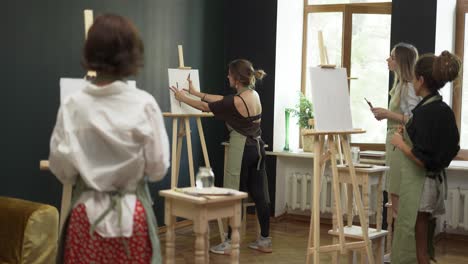 Gruppe-Von-Studenten,-Die-Im-Kunstunterricht-Im-Studio-Malen