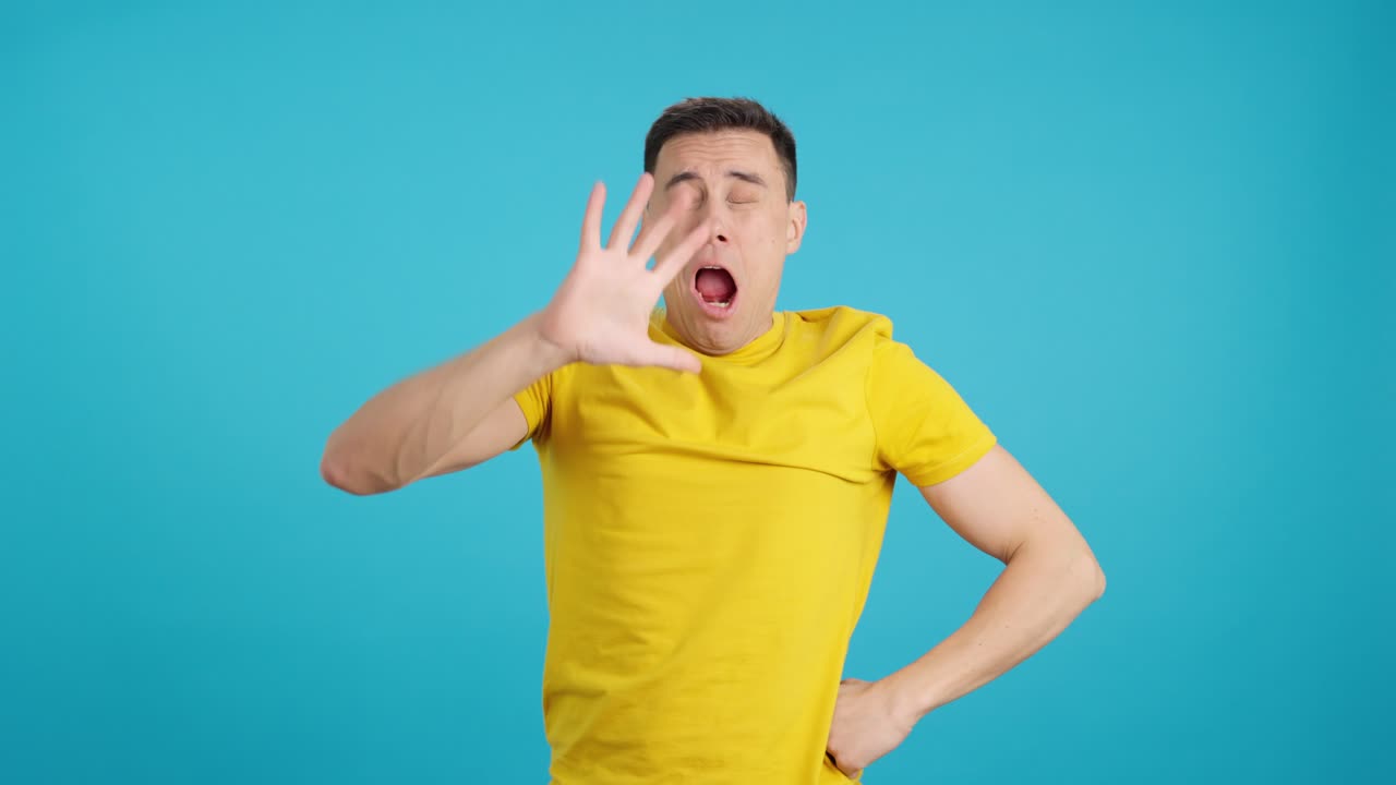 hombre expresando diferentes emociones