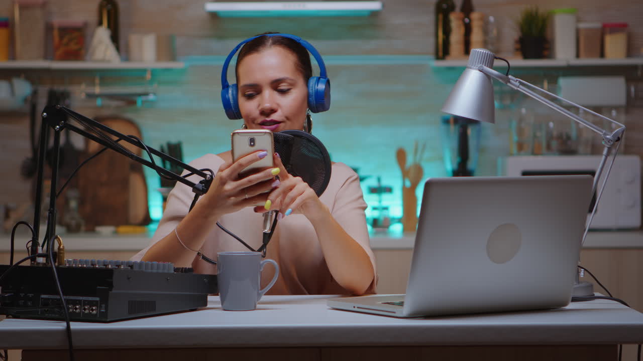 nueva estrella de los medios usando el teléfono inteligente