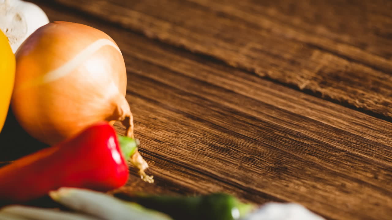 video de comida vegetariana orgánica fresca con verduras en tablero de madera