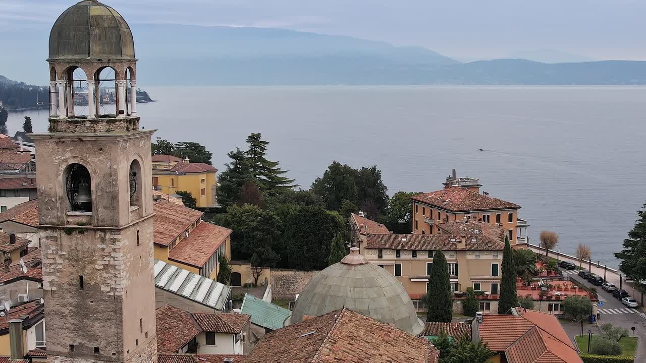 Vista della città vicino al Lago di Garda, sulle Alpi italiane, con le montagne