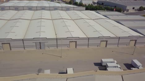 entrepôts de stockage côte à côte dans le désert avec des arbres, de l'herbe et des portes de garage