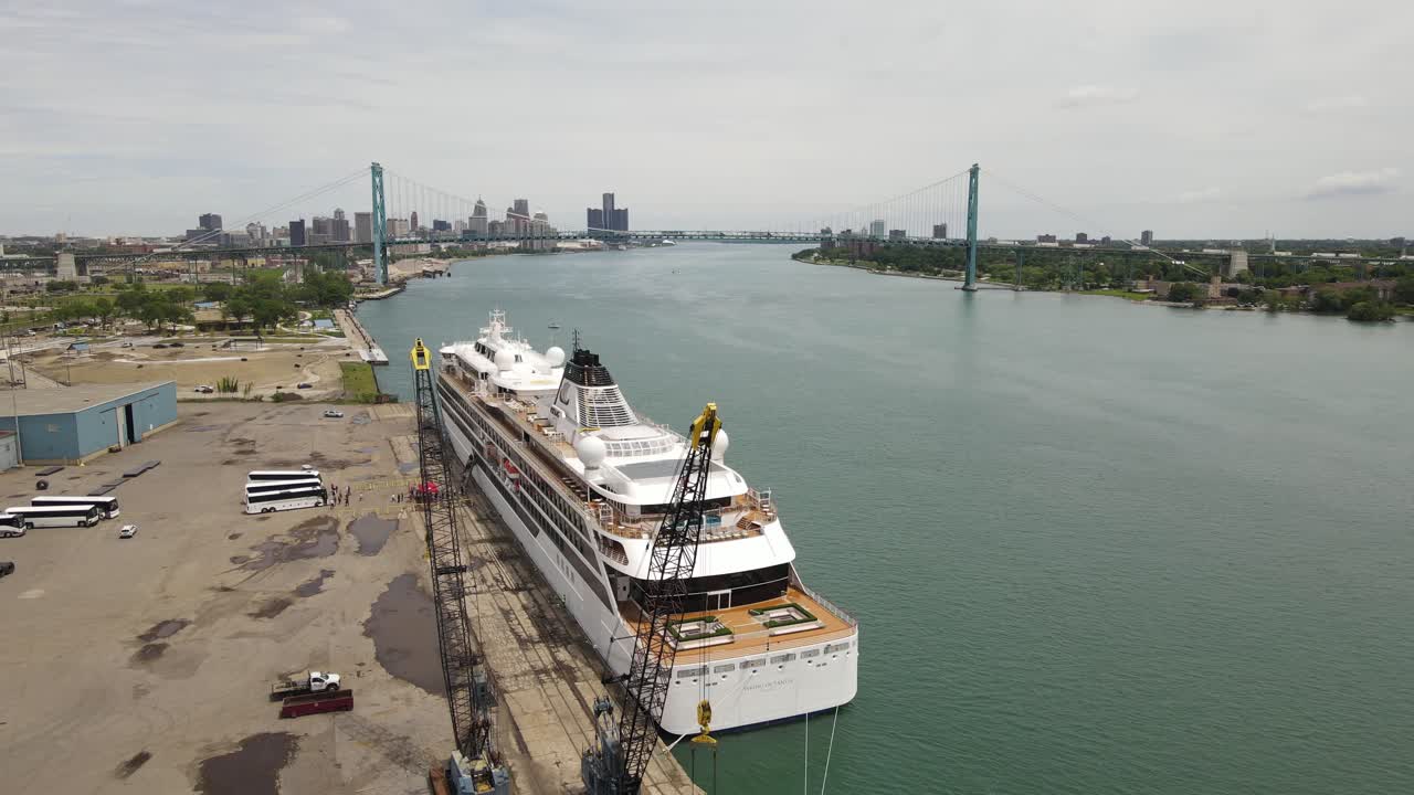 노르웨이 유람선 디트로이트 항구에 정박, 공중 궤도 보기