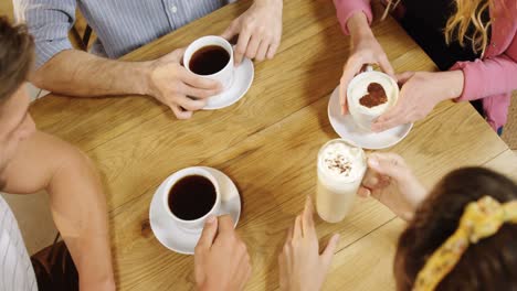 Gruppe-Von-Freunden,-Die-Schwarzen-Kaffee-Und-Cappuccino-4k-Trinken