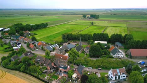 Die-Historische-Dorfkirche-Von-Cillarshoek-In-Den-Niederlanden,-Gegründet-Im-Jahr-1838,-Rechts-Von-Der-Kirche-Ein-Schönes-Pfarrhaus